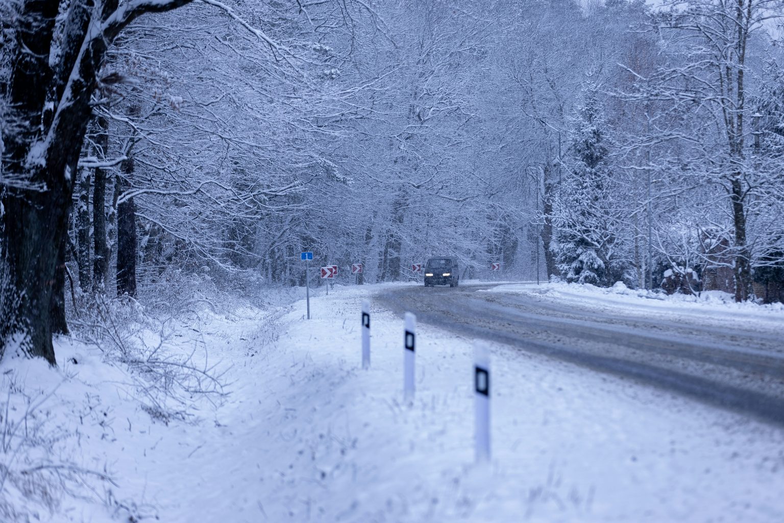 How to Stay Safe on Snowy Roads This Christmas