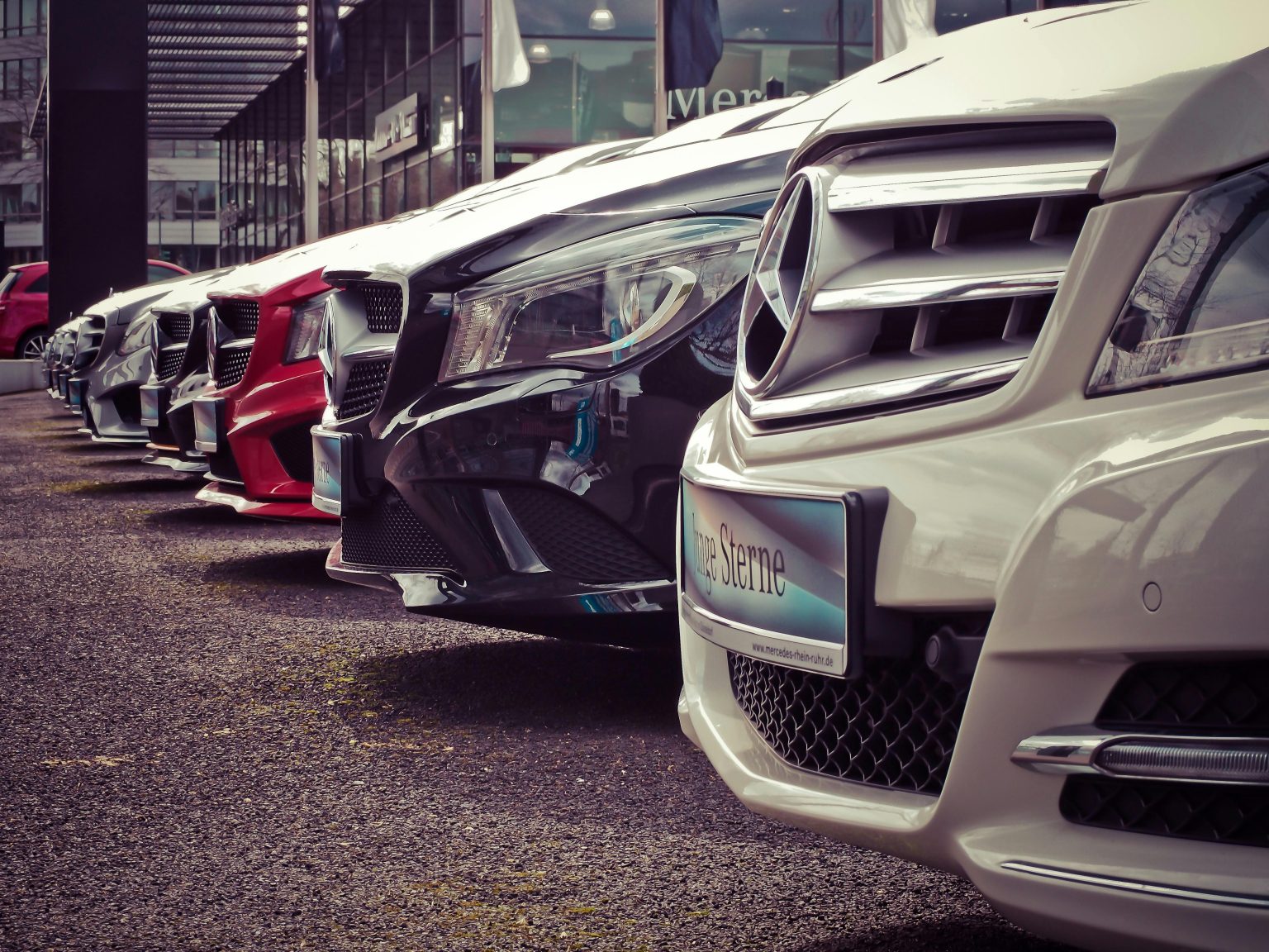 RESEARCH REVEALS THE BIGGEST CARS TO SQUEEZE INTO A UK PARKING  SPACE